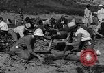 Image Recherche d'Ambergris sur une plage Bolinas Beach California USA, 1934, de la seconde 20 séquences d'archives historiques vidéo 65675046047