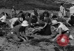Image Recherche d'Ambergris sur une plage Bolinas Beach California USA, 1934, de la seconde 22 séquences d'archives historiques vidéo 65675046047