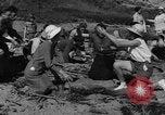 Image Recherche d'Ambergris sur une plage Bolinas Beach California USA, 1934, de la seconde 24 séquences d'archives historiques vidéo 65675046047