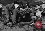 Image Recherche d'Ambergris sur une plage Bolinas Beach California USA, 1934, de la seconde 27 séquences d'archives historiques vidéo 65675046047