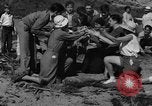 Image Recherche d'Ambergris sur une plage Bolinas Beach California USA, 1934, de la seconde 28 séquences d'archives historiques vidéo 65675046047