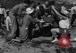 Image Recherche d'Ambergris sur une plage Bolinas Beach California USA, 1934, de la seconde 29 séquences d'archives historiques vidéo 65675046047