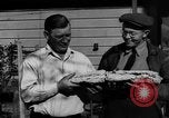 Image Recherche d'Ambergris sur une plage Bolinas Beach California USA, 1934, de la seconde 31 séquences d'archives historiques vidéo 65675046047