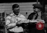 Image Recherche d'Ambergris sur une plage Bolinas Beach California USA, 1934, de la seconde 32 séquences d'archives historiques vidéo 65675046047