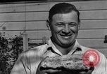 Image Recherche d'Ambergris sur une plage Bolinas Beach California USA, 1934, de la seconde 45 séquences d'archives historiques vidéo 65675046047