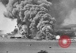 Immagine di Nuvole di fumo dalla combustione noi navi da guerra Pearl Harbor Hawaii USA, 1941, secondo 1 filmato di repertorio 65675046117