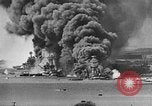 Immagine di Nuvole di fumo dalla combustione noi navi da guerra Pearl Harbor Hawaii USA, 1941, secondo 3 filmato di repertorio 65675046117