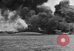 Immagine di Nuvole di fumo dalla combustione noi navi da guerra Pearl Harbor Hawaii USA, 1941, secondo 4 filmato di repertorio 65675046117