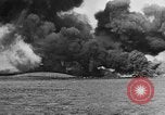 Immagine di Nuvole di fumo dalla combustione noi navi da guerra Pearl Harbor Hawaii USA, 1941, secondo 5 filmato di repertorio 65675046117
