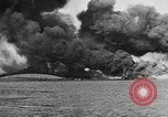 Immagine di Nuvole di fumo dalla combustione noi navi da guerra Pearl Harbor Hawaii USA, 1941, secondo 6 filmato di repertorio 65675046117