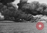 Immagine di Nuvole di fumo dalla combustione noi navi da guerra Pearl Harbor Hawaii USA, 1941, secondo 7 filmato di repertorio 65675046117