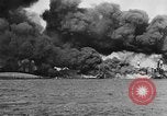 Immagine di Nuvole di fumo dalla combustione noi navi da guerra Pearl Harbor Hawaii USA, 1941, secondo 8 filmato di repertorio 65675046117