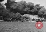 Immagine di Nuvole di fumo dalla combustione noi navi da guerra Pearl Harbor Hawaii USA, 1941, secondo 9 filmato di repertorio 65675046117