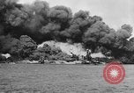 Immagine di Nuvole di fumo dalla combustione noi navi da guerra Pearl Harbor Hawaii USA, 1941, secondo 10 filmato di repertorio 65675046117