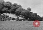 Immagine di Nuvole di fumo dalla combustione noi navi da guerra Pearl Harbor Hawaii USA, 1941, secondo 11 filmato di repertorio 65675046117