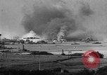 Immagine di Nuvole di fumo dalla combustione noi navi da guerra Pearl Harbor Hawaii USA, 1941, secondo 12 filmato di repertorio 65675046117