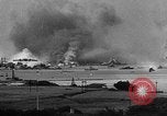 Immagine di Nuvole di fumo dalla combustione noi navi da guerra Pearl Harbor Hawaii USA, 1941, secondo 13 filmato di repertorio 65675046117