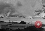 Immagine di Nuvole di fumo dalla combustione noi navi da guerra Pearl Harbor Hawaii USA, 1941, secondo 14 filmato di repertorio 65675046117
