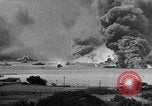 Immagine di Nuvole di fumo dalla combustione noi navi da guerra Pearl Harbor Hawaii USA, 1941, secondo 15 filmato di repertorio 65675046117