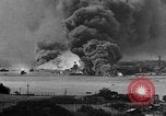 Immagine di Nuvole di fumo dalla combustione noi navi da guerra Pearl Harbor Hawaii USA, 1941, secondo 16 filmato di repertorio 65675046117
