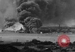 Immagine di Nuvole di fumo dalla combustione noi navi da guerra Pearl Harbor Hawaii USA, 1941, secondo 17 filmato di repertorio 65675046117