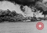Immagine di Nuvole di fumo dalla combustione noi navi da guerra Pearl Harbor Hawaii USA, 1941, secondo 18 filmato di repertorio 65675046117
