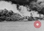 Immagine di Nuvole di fumo dalla combustione noi navi da guerra Pearl Harbor Hawaii USA, 1941, secondo 19 filmato di repertorio 65675046117