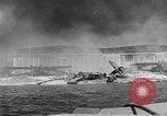 Immagine di Nuvole di fumo dalla combustione noi navi da guerra Pearl Harbor Hawaii USA, 1941, secondo 20 filmato di repertorio 65675046117
