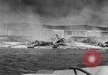 Immagine di Nuvole di fumo dalla combustione noi navi da guerra Pearl Harbor Hawaii USA, 1941, secondo 21 filmato di repertorio 65675046117