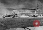 Immagine di Nuvole di fumo dalla combustione noi navi da guerra Pearl Harbor Hawaii USA, 1941, secondo 22 filmato di repertorio 65675046117