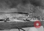 Immagine di Nuvole di fumo dalla combustione noi navi da guerra Pearl Harbor Hawaii USA, 1941, secondo 23 filmato di repertorio 65675046117