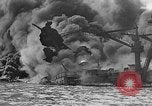 Immagine di Nuvole di fumo dalla combustione noi navi da guerra Pearl Harbor Hawaii USA, 1941, secondo 24 filmato di repertorio 65675046117
