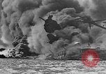 Immagine di Nuvole di fumo dalla combustione noi navi da guerra Pearl Harbor Hawaii USA, 1941, secondo 25 filmato di repertorio 65675046117