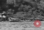 Immagine di Nuvole di fumo dalla combustione noi navi da guerra Pearl Harbor Hawaii USA, 1941, secondo 26 filmato di repertorio 65675046117