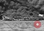 Immagine di Nuvole di fumo dalla combustione noi navi da guerra Pearl Harbor Hawaii USA, 1941, secondo 27 filmato di repertorio 65675046117