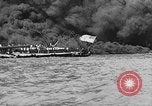 Immagine di Nuvole di fumo dalla combustione noi navi da guerra Pearl Harbor Hawaii USA, 1941, secondo 28 filmato di repertorio 65675046117