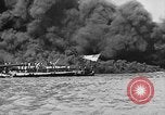 Immagine di Nuvole di fumo dalla combustione noi navi da guerra Pearl Harbor Hawaii USA, 1941, secondo 29 filmato di repertorio 65675046117