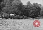 Immagine di Nuvole di fumo dalla combustione noi navi da guerra Pearl Harbor Hawaii USA, 1941, secondo 30 filmato di repertorio 65675046117