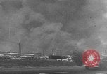 Immagine di Nuvole di fumo dalla combustione noi navi da guerra Pearl Harbor Hawaii USA, 1941, secondo 31 filmato di repertorio 65675046117