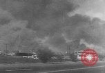Immagine di Nuvole di fumo dalla combustione noi navi da guerra Pearl Harbor Hawaii USA, 1941, secondo 32 filmato di repertorio 65675046117