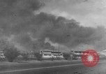 Immagine di Nuvole di fumo dalla combustione noi navi da guerra Pearl Harbor Hawaii USA, 1941, secondo 33 filmato di repertorio 65675046117