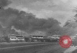 Immagine di Nuvole di fumo dalla combustione noi navi da guerra Pearl Harbor Hawaii USA, 1941, secondo 34 filmato di repertorio 65675046117