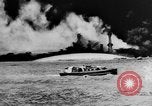 Immagine di Nuvole di fumo dalla combustione noi navi da guerra Pearl Harbor Hawaii USA, 1941, secondo 37 filmato di repertorio 65675046117