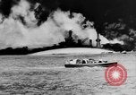 Immagine di Nuvole di fumo dalla combustione noi navi da guerra Pearl Harbor Hawaii USA, 1941, secondo 38 filmato di repertorio 65675046117