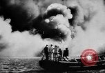Immagine di Nuvole di fumo dalla combustione noi navi da guerra Pearl Harbor Hawaii USA, 1941, secondo 39 filmato di repertorio 65675046117
