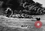 Immagine di Nuvole di fumo dalla combustione noi navi da guerra Pearl Harbor Hawaii USA, 1941, secondo 40 filmato di repertorio 65675046117