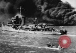 Immagine di Nuvole di fumo dalla combustione noi navi da guerra Pearl Harbor Hawaii USA, 1941, secondo 41 filmato di repertorio 65675046117