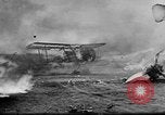 Immagine di Nuvole di fumo dalla combustione noi navi da guerra Pearl Harbor Hawaii USA, 1941, secondo 42 filmato di repertorio 65675046117