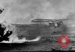 Immagine di Nuvole di fumo dalla combustione noi navi da guerra Pearl Harbor Hawaii USA, 1941, secondo 43 filmato di repertorio 65675046117