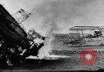Immagine di Nuvole di fumo dalla combustione noi navi da guerra Pearl Harbor Hawaii USA, 1941, secondo 44 filmato di repertorio 65675046117